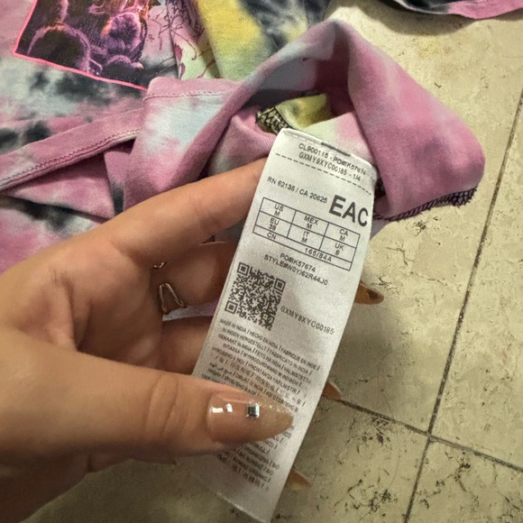 Guess graphic tee ❤️‍🔥 - Picture 5 of 5